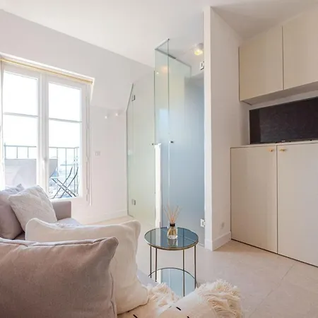 Eiffel Tower View Apartment Paris