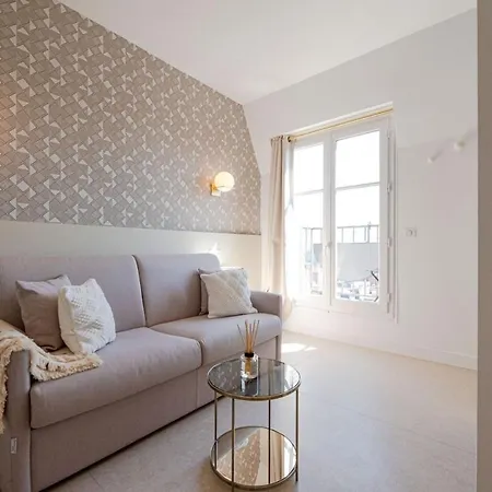 Eiffel Tower View Apartment