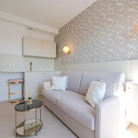 Eiffel Tower View Apartment Paris